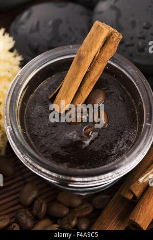 In casa per il viso e per il corpo tutto organico naturale macchia di caffè (peeling) con cannella Foto Stock