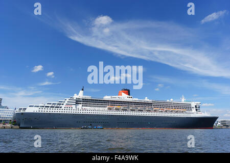 Amburgo, Germania - Queen Mary 2 Cunard crociera sul fiume Elba. Foto Stock