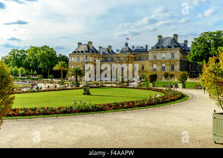 Laterale destra del senato francese costruire nei giardini di Lussemburgo su un giorno d'estate. Luglio, 2015. Parigi, Francia. Foto Stock