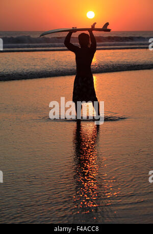 Surfer il tramonto Foto Stock