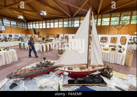 Straubing, Germania. 15 ottobre, 2015. Modelli di navi sono in mostra nella struttura di correzzione a Straubing, Germania, 15 ottobre 2015. La mostra allestita in carcere palestra presenterà alcuni 1.000 immagini e opere d'arte creati dai detenuti nelle classi. Foto: Armin Weigel/dpa/Alamy Live News Foto Stock