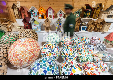 Straubing, Germania. 15 ottobre, 2015. Uccelli case e sfere colorate sono in mostra nella struttura di correzzione a Straubing, Germania, 15 ottobre 2015. La mostra allestita in carcere palestra presenterà alcuni 1.000 immagini e opere d'arte creati dai detenuti nelle classi. Foto: Armin Weigel/dpa/Alamy Live News Foto Stock