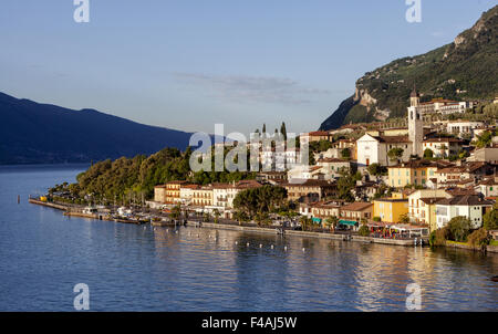 Limone sul Garda nella luce del mattino Foto Stock