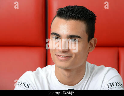 Stuttgart, Germania. Xiii oct, 2015. Il tedesco Deutsche Tourenwagen Masters (DTM) racing driver Pascal Wehrlein di Mercedes sorrisi durante un'intervista con il tedesco news agency Deutsche Presse-Agentur (dpa) a Stoccarda, Germania, 13 ottobre 2015. Foto: Bernd Weissbrod/dpa/Alamy Live News Foto Stock