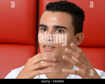 Stuttgart, Germania. Xiii oct, 2015. Il tedesco Deutsche Tourenwagen Masters (DTM) racing driver Pascal Wehrlein di Mercedes parla durante un'intervista con il tedesco news agency Deutsche Presse-Agentur (dpa) a Stoccarda, Germania, 13 ottobre 2015. Foto: Bernd Weissbrod/dpa/Alamy Live News Foto Stock