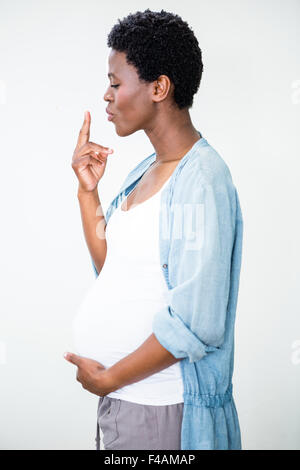 Donna di fumare una sigaretta Foto Stock