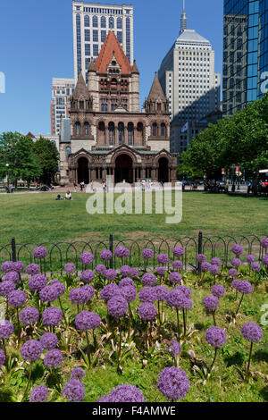 Chiesa della Trinità a Copley Square nella città di Boston attraverso Giant Allium aiuola Foto Stock