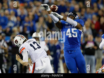 Lexington, Kentucky, Stati Uniti d'America. Xv oct, 2015. Come Auburn sconfitto Kentucky 30-27 giovedì 15 ottobre 2015 in Lexington, KY. Foto di Mark Cornelison | Credito personale: Lexington Herald-Leader/ZUMA filo/Alamy Live News Foto Stock