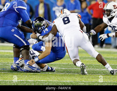 Lexington, Kentucky, Stati Uniti d'America. 15 ottobre, 2015. Kentucky Wildcats quarterback Patrick canovacci (14) ha licenziato alla fine del gioco come Auburn sconfitto Kentucky 30-27 giovedì 15 ottobre 2015 in Lexington, KY. Foto di Mark Cornelison | Credito personale: Lexington Herald-Leader/ZUMA filo/Alamy Live News Foto Stock