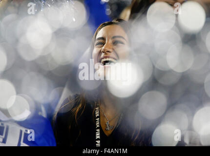 Lexington, Kentucky, Stati Uniti d'America. 15 ottobre, 2015. Ventola del Regno Unito Louise Amsili allietati in un mare di pom pom come Auburn sconfitto Kentucky 30-27 giovedì 15 ottobre 2015 in Lexington, KY. Foto di Mark Cornelison | Credito personale: Lexington Herald-Leader/ZUMA filo/Alamy Live News Foto Stock