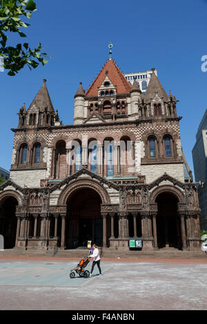 Spinta femmina del bambino nel passeggino anteriore della Chiesa della Trinità a Copley Square nella città di Boston Richardsonian romanico Foto Stock