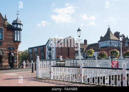 Ponte sul Fiume Medway, Tonbridge High Street, Tonbridge, Kent, England, Regno Unito Foto Stock