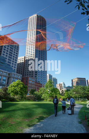 Janet Echelman 'come se fosse già qui' scultura dell'antenna al di sopra della Rose Kennedy Greenway Boston Massachusetts, Giugno 2015 Foto Stock