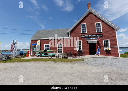 Il vecchio di legno S.J. Il principe e i figli di baccalà Cafe, negozio di noleggio kayak, collo Rd sul Orr's Island Harpswell Maine USA Foto Stock