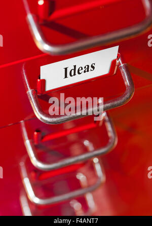 Rosso cabinet file con carta idee Foto Stock