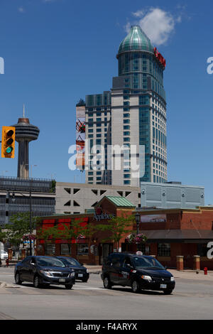 Guardando a nord fino Fallsview Boulevard da Main e Portage Fallsview Casino in background Niagara Falls Ontario Canada Giugno 2015 Foto Stock