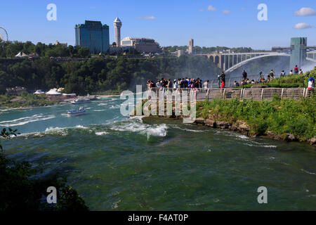 Visitatori presso le Cascate Americane si affacciano Niagara nello Stato di New York Foto Stock