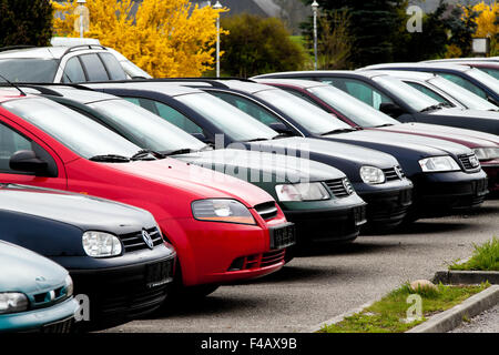 Auto usate dai rivenditori di automobili. Auto Usate di commercio Foto Stock