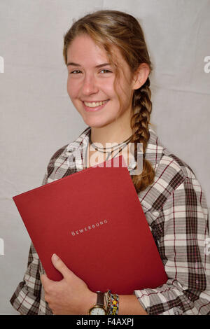 Adolescente con documenti di applicazioni Foto Stock