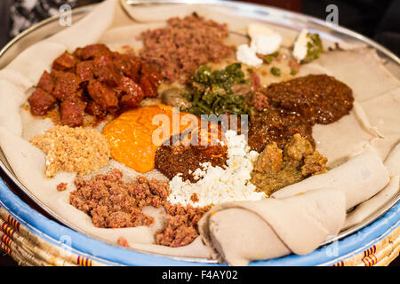 Injera essere wot, tradizionale cibo Etiope Foto Stock
