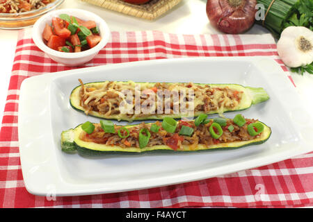 Zucchine farcite con carne di manzo macinata Foto Stock