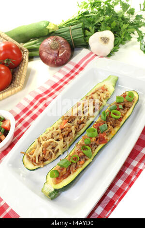 Zucchine farcite con carne macinata di manzo e formaggio Foto Stock