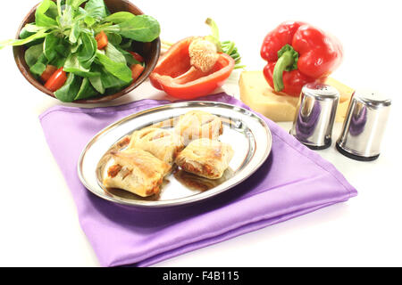 Cotto al forno di pasta sfoglia con peperoni e formaggio Foto Stock