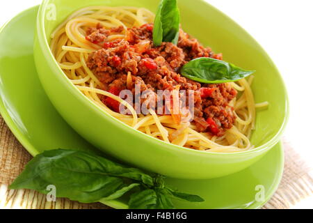 Pasta con i pomodori, la carne e le foglie di basilico. Foto Stock