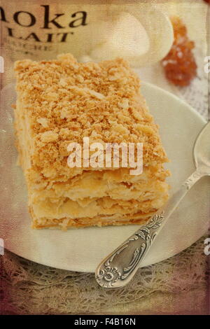 Napoleone torta sul pizzo vintage. Foto Stock