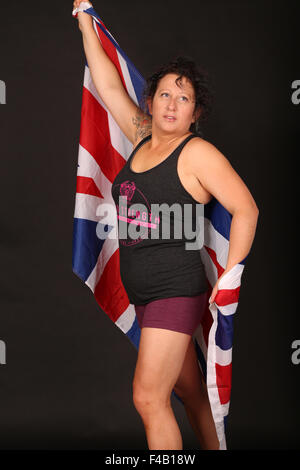 Boxer femmina in studio, con unione britannica bandiera per celebrare una vittoria, Settembre 2015 Foto Stock