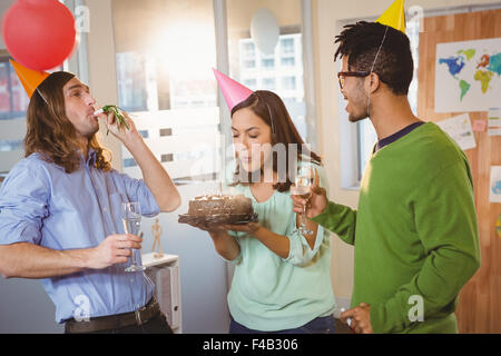 Creative imprenditrice torta di soffiaggio in office Foto Stock