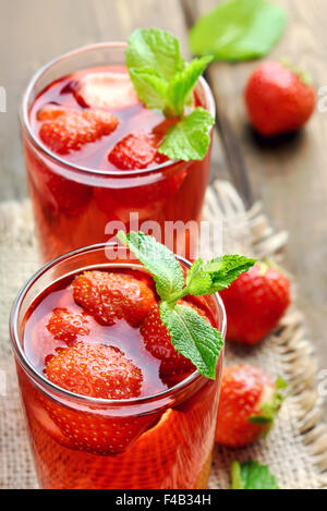 Bevanda di fragola con frutti di bosco freschi decorate con la menta, vista ravvicinata Foto Stock