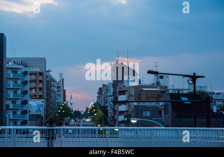 Una donna di stare su un ponte pedonale,Shibuya-Ku,Tokyo Giappone Foto Stock