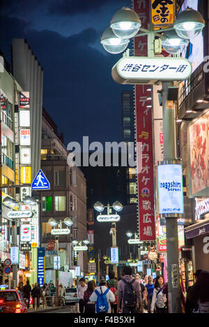 Centro di Shibuya gai street,Shibuya-Ku,Tokyo Giappone Foto Stock