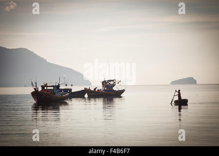 Barcaiolo su Con Dao isola Vietnam Foto Stock