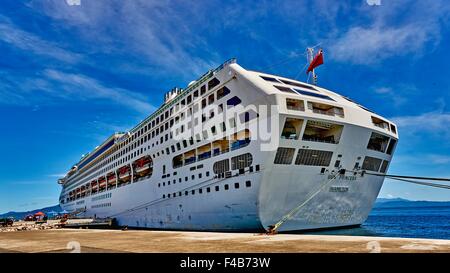 Alotau PNG Papua Nuova Guinea Harbour Sun Princess nave da crociera nave ormeggiata vista posteriore prospettica Turismo Foto Stock