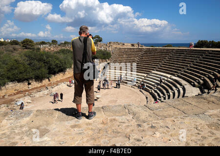 Un turista uomo fotografare le antiche rovine dell'anfiteatro romano a Salamis, Famagosta in autunno a Cipro del nord KATHY DEWITT Foto Stock