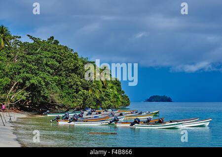 Isola Doini PNG Papua Nuova Guinea barche sulla spiaggia Foto Stock