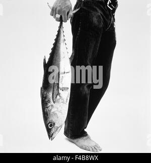 A piedi nudi in bianco e nero della parte di corpo parte del catalogo di acquisizione 2 concettuale della pesca di pesce piede umano umorismo gamba sezione bassa Foto Stock