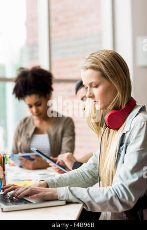 Un gruppo di studenti di lavorare sulle assegnazioni Foto Stock