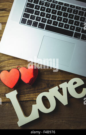 Angolo alto vista dell amore testo di laptop sulla scrivania Foto Stock