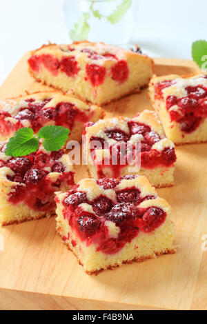 Spugna di lampone fette di torta sul bordo di taglio Foto Stock