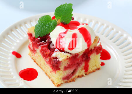 Lampone spugna fetta di torta con crema alla vaniglia Foto Stock