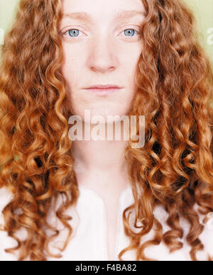 Close up di un rosso-donna dai capelli. Foto Stock