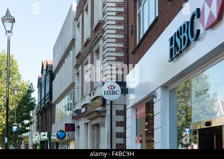 Fila di banche retail High Street, Staines-upon-Thames, Surrey, England, Regno Unito Foto Stock