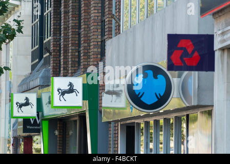 Fila di banche retail High Street, Staines-upon-Thames, Surrey, England, Regno Unito Foto Stock