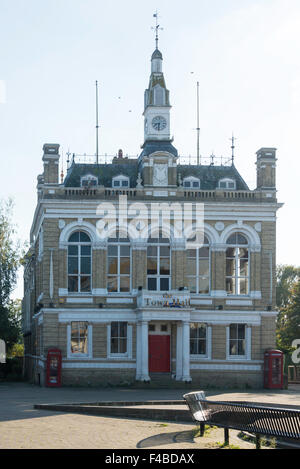 Municipio della Città Vecchia, la piazza del mercato, Staines-upon-Thames, Surrey, England, Regno Unito Foto Stock