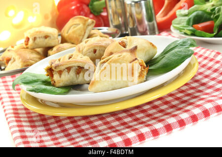 Puff pastrys con peperone e ripieno di formaggio Foto Stock