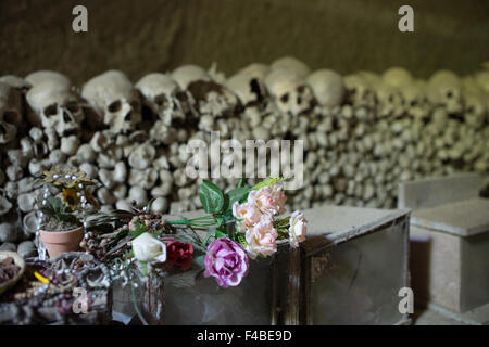 Teschi nel cimitero di Fontanel, Sanità trimestre Napoli Foto Stock