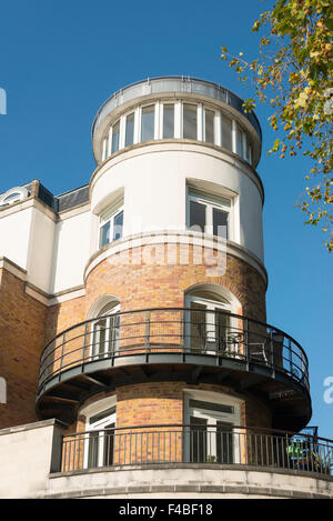Riverside Apartments, Thames Edge, Staines-upon-Thames, Surrey, England, Regno Unito Foto Stock